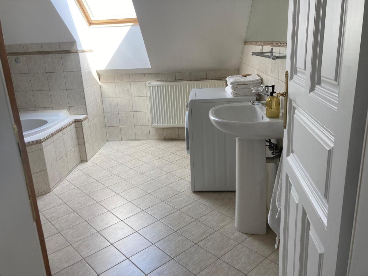 Vynimocny Apartman V Staromestskej Vile S Vyhladom Na Hrad Bratislava Bagian luar foto